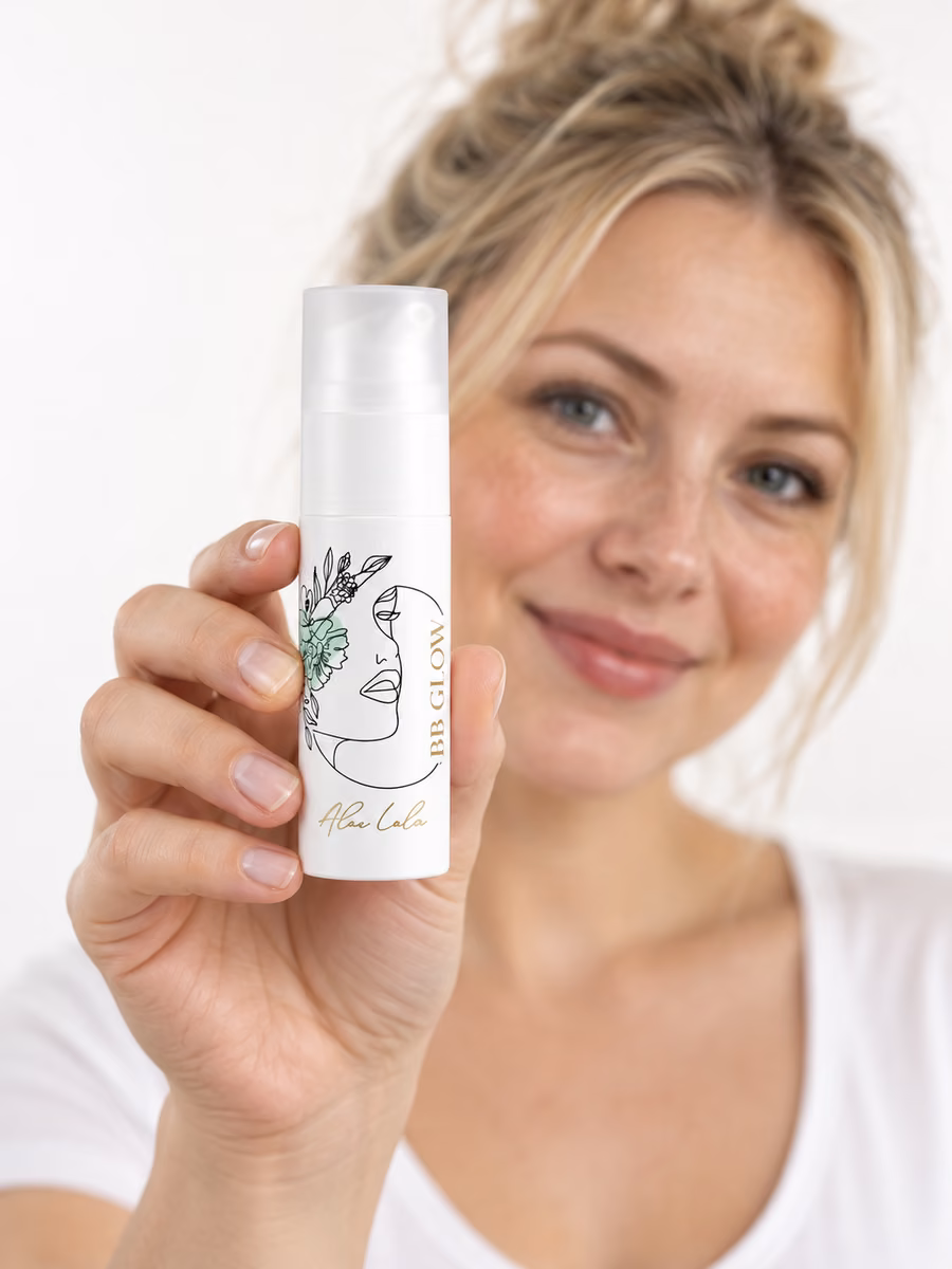 Kobieta trzyma w dłoniach krem Aloe Lola BB Glow